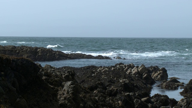 海浪冲击岩石海岸视频素材