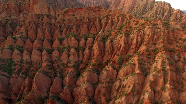 中国新疆天山丹霞地貌鸟瞰图。视频素材