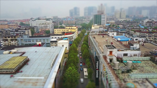 白天武汉城市景观购物街区交通道路空中全景视图4k倾斜转移中国视频素材