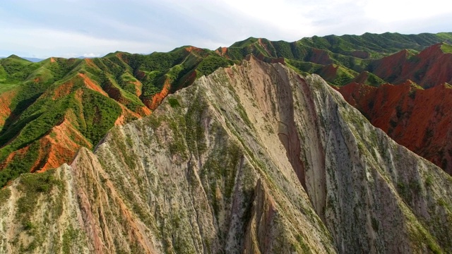 中国新疆天山丹霞地貌鸟瞰图。视频素材