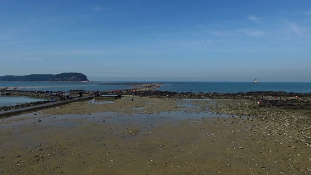 “奇迹海上航线”(退潮时露出的水下沙洲)，位于韩国忠清南道保宁西西大田岛的木昌坡海滩视频素材