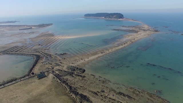 “奇迹海上航线”(退潮时露出的水下沙洲)，位于韩国忠清南道保宁西西大田岛的木昌坡海滩视频素材