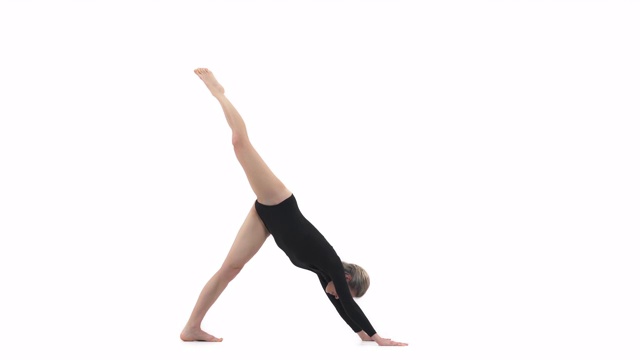 职业年轻女运动员下犬式(adho mukha svanasana pose)进行伸展运动视频素材