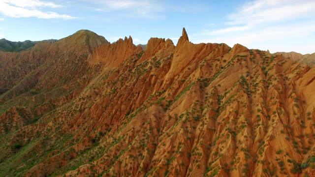 中国新疆天山丹霞地貌鸟瞰图。视频素材