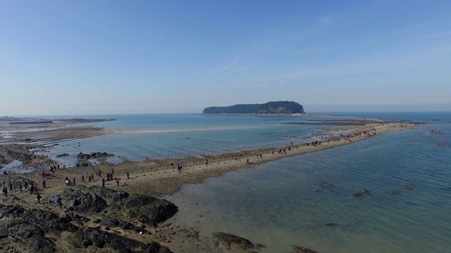 “奇迹海上航线”(退潮时露出的水下沙洲)，位于韩国忠清南道保宁西西大田岛的木昌坡海滩视频素材