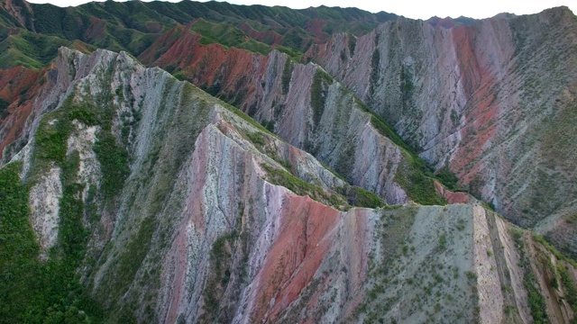 中国新疆天山丹霞地貌鸟瞰图。视频素材