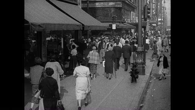 1950年代-广角拍摄的人走在城市的人行道上，洛杉矶，加利福尼亚，美国视频素材