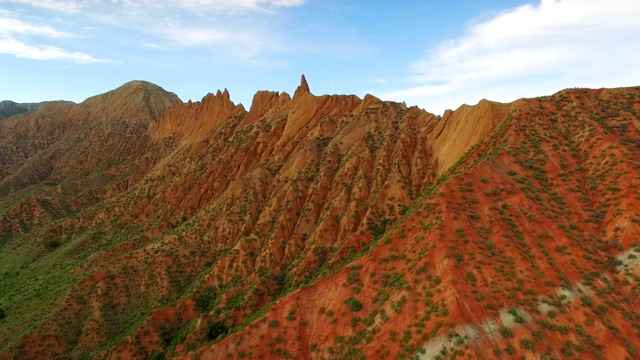 中国新疆天山丹霞地貌鸟瞰图。视频素材