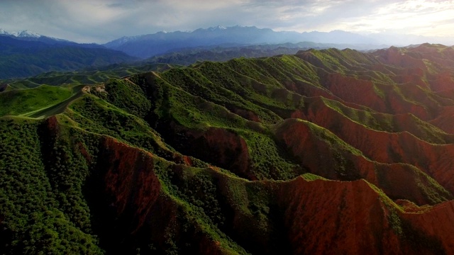 中国新疆天山丹霞地貌鸟瞰图。视频素材