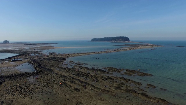 “奇迹海上航线”(退潮时露出的水下沙洲)，位于韩国忠清南道保宁西西大田岛的木昌坡海滩视频素材