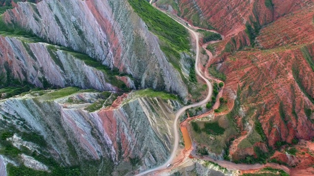 中国新疆天山丹霞地貌鸟瞰图。视频素材