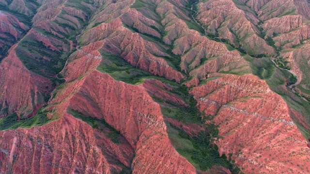 中国新疆天山丹霞地貌鸟瞰图。视频素材