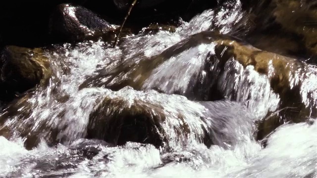 南美阿根廷巴塔哥尼亚山区河流。视频素材