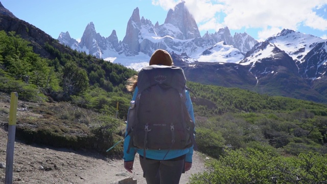 在巴塔哥尼亚菲茨罗伊山附近徒步旅行的妇女视频素材