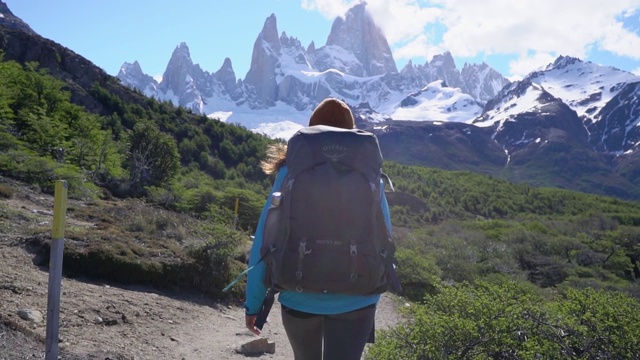 在巴塔哥尼亚菲茨罗伊山附近徒步旅行的妇女视频素材