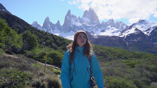 在巴塔哥尼亚菲茨罗伊山附近徒步旅行的妇女视频素材