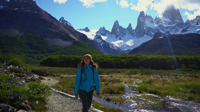 在巴塔哥尼亚菲茨罗伊山附近徒步旅行的妇女视频素材