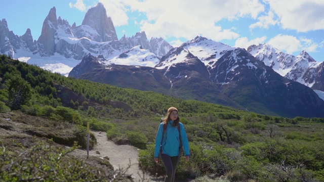 在巴塔哥尼亚菲茨罗伊山附近徒步旅行的妇女视频素材