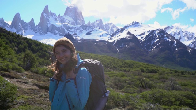 在巴塔哥尼亚菲茨罗伊山附近徒步旅行的妇女视频素材