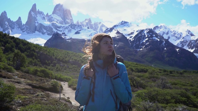 在巴塔哥尼亚菲茨罗伊山附近徒步旅行的妇女视频素材