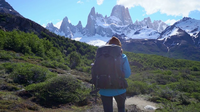 在巴塔哥尼亚菲茨罗伊山附近徒步旅行的妇女视频素材