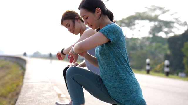 年轻夫妇女人热身和检查智能手表视频素材