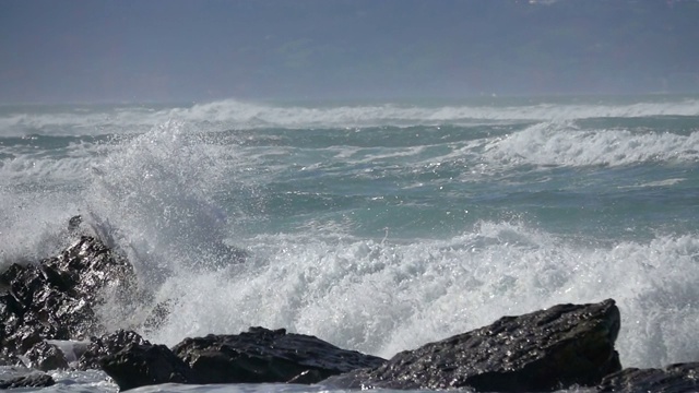 海浪撞击岩石视频素材