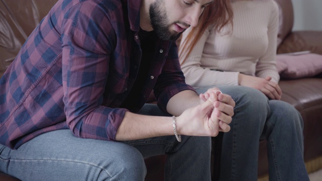 年轻的白人男子从一个不认识的女人拿回结婚戒指的特写。压力大的丈夫或男友与女友或妻子分手。分手、离婚、戏剧视频素材