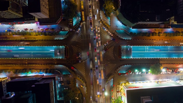 夜间照明长沙市中心交通街道十字路口空中俯仰延时全景4k中国视频素材