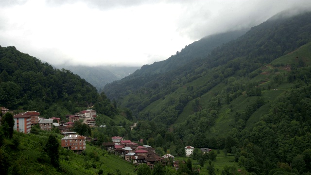 山村与多云的天空(中景)视频素材