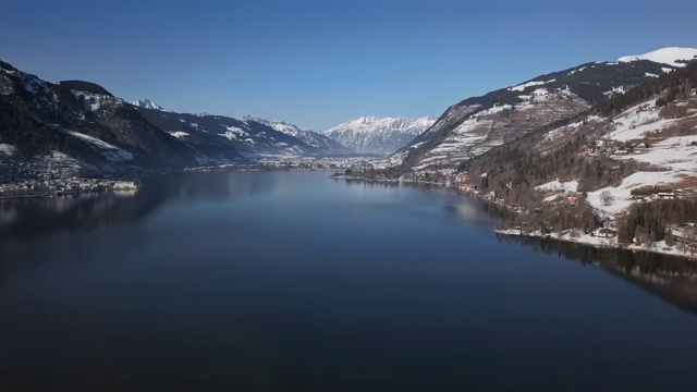 飞越奥地利萨尔茨堡的泽尔湖视频素材