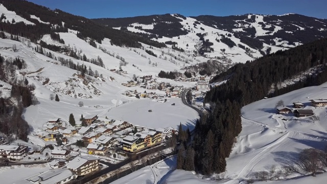 萨尔巴赫- hinterglemm滑雪胜地的鸟瞰图，在萨尔茨堡土地，奥地利视频素材