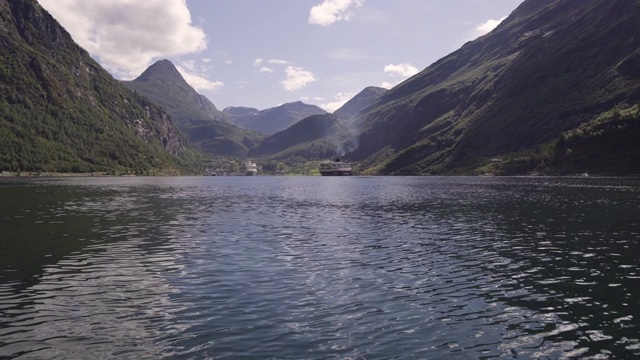 从船上俯瞰挪威峡湾，盖兰格峡湾视频下载