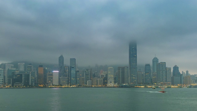 香港时间流逝4K，城市天际线夜晚到白天的时间流逝在香港维多利亚湾视频素材