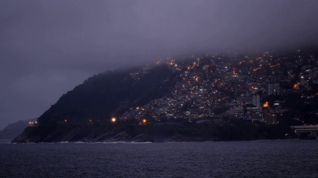 山区海岸的贫民窟视频素材