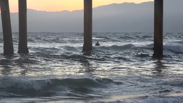 阳光反射在码头下的波浪上视频素材