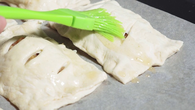 将苹果和肉桂涂在松饼上。烹饪家常菜的特写视频素材