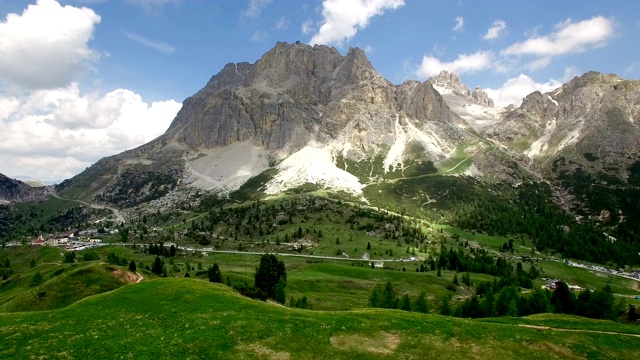 鸟瞰图。飞过Dolomites阿尔卑斯山脉，经过Falzarego意大利视频素材