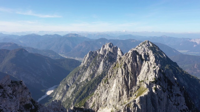 鸟瞰图，飞越山峰在朱利安阿尔卑斯山，旁边的曼加特视频素材