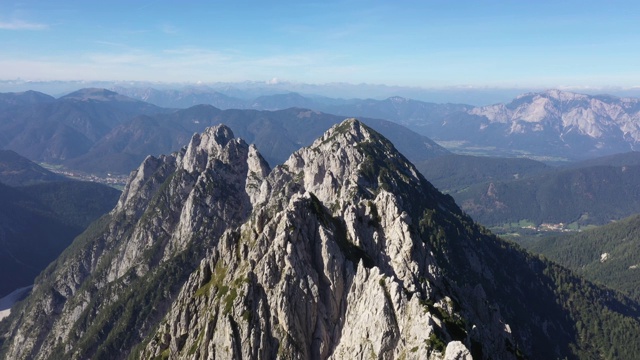 鸟瞰图，飞越山峰在朱利安阿尔卑斯山，旁边的曼加特视频素材