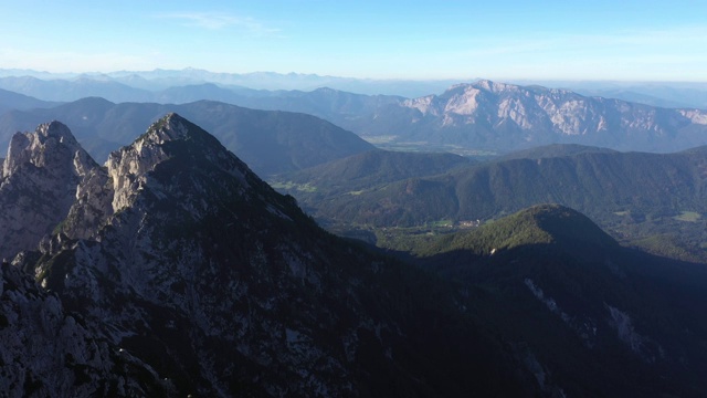 鸟瞰图，飞越山峰在朱利安阿尔卑斯山，旁边的曼加特视频素材