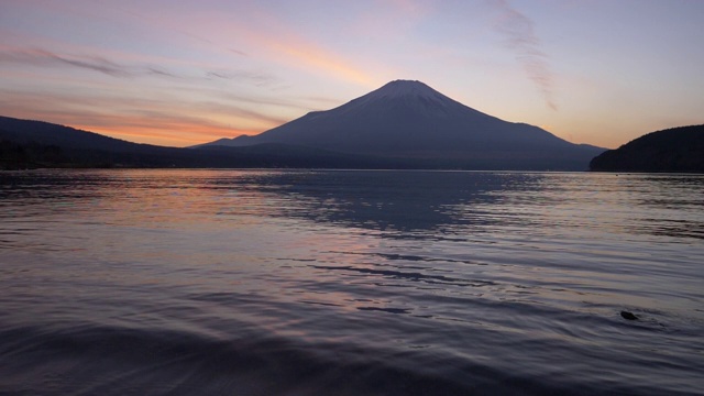 富士山中映湖日落(超慢镜头)视频素材