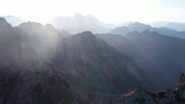 鸟瞰图，飞越山峰在朱利安阿尔卑斯山，旁边的曼加特。视频素材