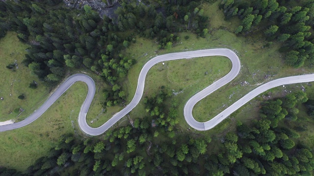 空中俯瞰森林里的山路视频素材