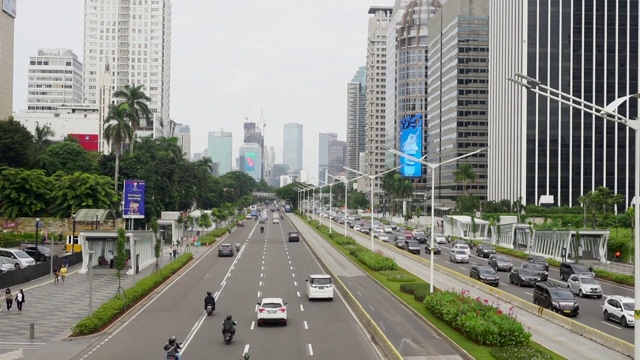 印度尼西亚雅加达苏迪曼商务区街道的交通状况视频素材