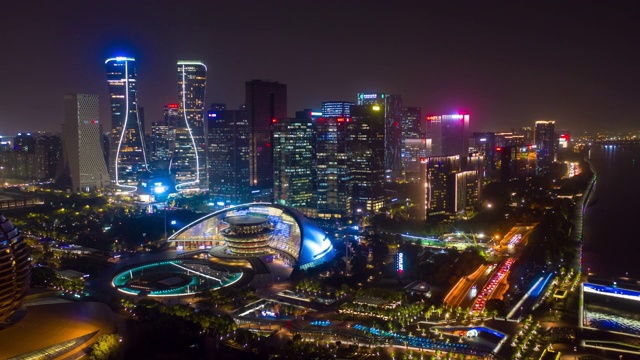 夜景照明杭州市内著名的现代市区交通街道航拍延时全景4k中国视频素材