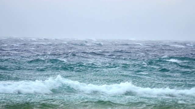 风暴期间大西洋的海浪视频素材