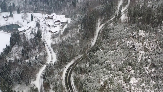 鸟瞰图蜿蜒的冬季道路在恶劣的天气下与大雪汽车视频素材