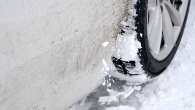 汽车被困在冬天，雪花喷在相机上视频素材