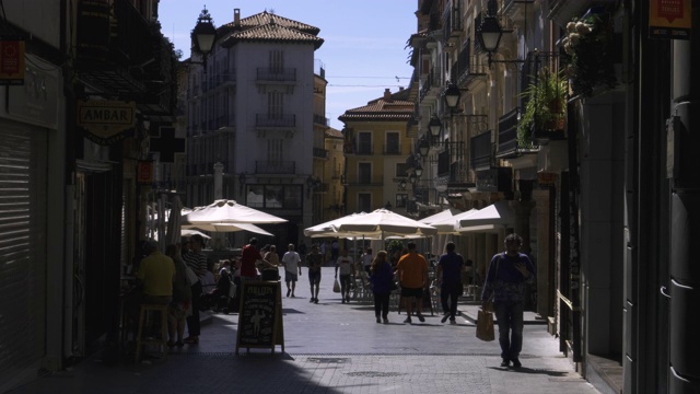 西班牙特鲁埃尔的街头咖啡馆和托里科广场上的人们，Aragón视频素材